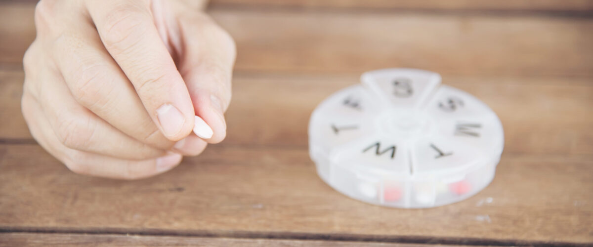 people-prepare-daily-medicine-tablet-pillbox (2)